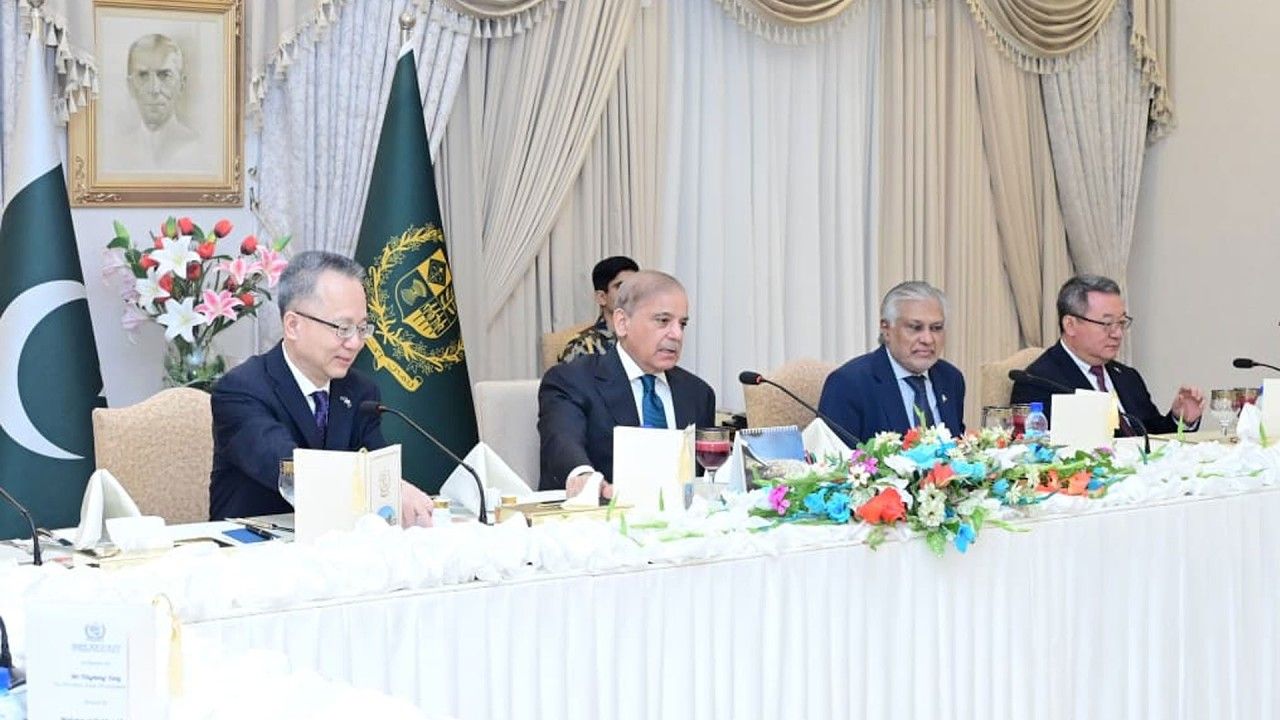 Pakistan, Asian Development Bank discuss early groundbreaking of ML-1 railway